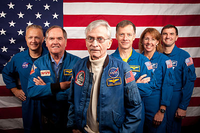 第一项航天飞机任务STS-1的成员与最后一项任务STS-135的成员们共同在休士顿林顿·詹森太空中心拍摄的合照。