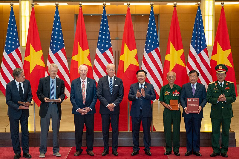 Tập tin:Joe Biden and Vuong Ðình Hue observe an exchange of artifacts by U.S. and Vietnamese veterans (53234993088).jpg