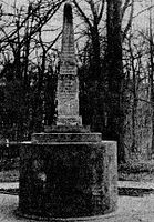 Pomnik ks. Józefa Poniatowskiego w Krośniewicach z roku 1814, najstarszy pomnik księcia Józefa (fot. 1988)