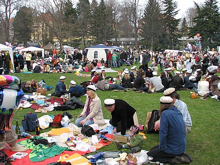 People at a Vappu picnic in Kaivopuisto in 2008
