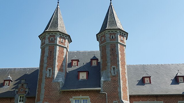 Torentjes boven de poort in typisch Romaanse stijl. Met als opvallendste kenmerk de dikke, zware muren en het robuuste uitzicht.