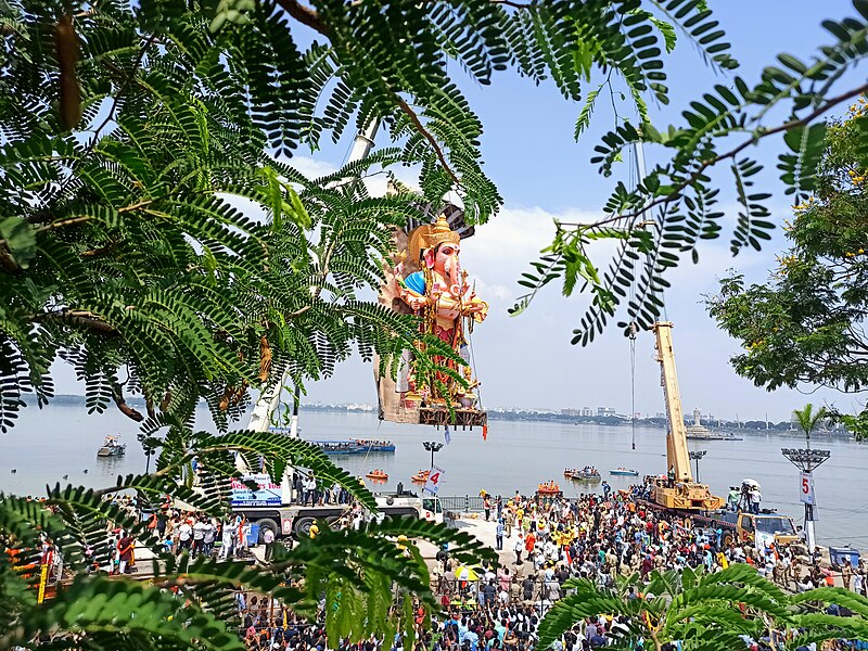 File:Khiratabad Ganesh Immersion at Hussain Sagar Hyderabad on September 28th.jpg