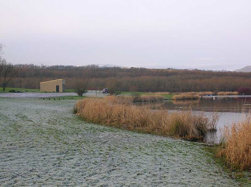 File:Kilbirnie Loch and Boat House.JPG