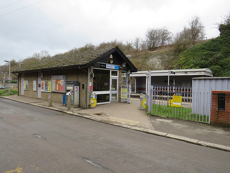 File:Knockholt station entrance - geograph.org.uk - 6084318.jpg