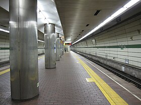 Station platform på Seishin-Yamate linjen