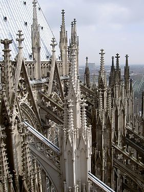 Контрфорсы с пинаклями и вимперги на окнах Кёльнского собора
