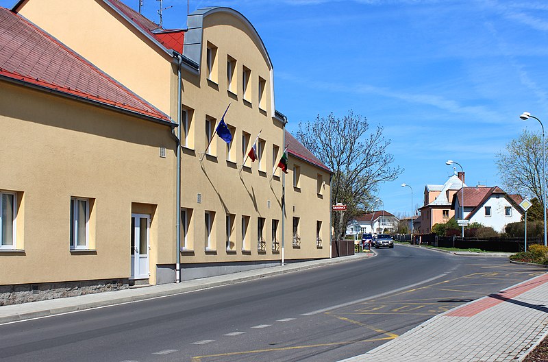 File:Kolová, municipal office.jpg