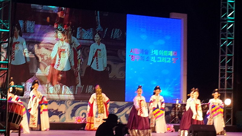 File:Korean dance-Taepyeongmu (Wish for peace) 2015-07-26 (4).jpg