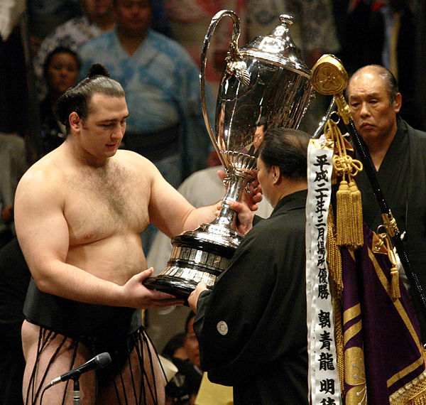 Kotoōshū, winner of the May 2008 yūshō, receives the Emperor's Cup