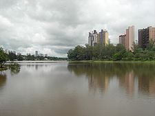 Londrina Igapójärven rannalla