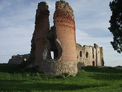 Listen castle. Замок Лаис. Замки курси Эстония. Развалины замка Лайузе. Развалины Ливонского замка.