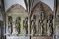 L'église Notre-Dame : six des apôtres du porche.