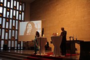 Deutsch: Lange Nacht der Kirchen 2022 in der Pfarrkirche Hinterbrühlam 10. Juni 2022, als Gäste die Friedensaktivistin Timna Brauer und den Mediziner, Theologen und Bestseller-Autor Prof. DDr. Johannes Huber - als Moderator Heinz Nußbaumer