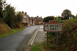 Le Mesnil-Amey - Entrée du bourg.jpg