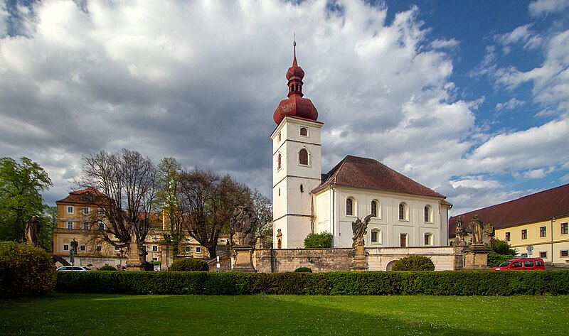 File:Liběšice centrum obce s kostelem 4.jpg