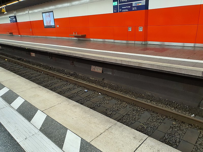 File:München Hbf tief - Gleis 2.jpg