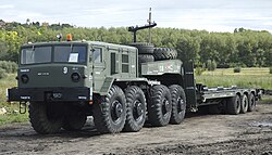 Ein MAZ-537 mit Auflieger für den Panzertransport (2010)