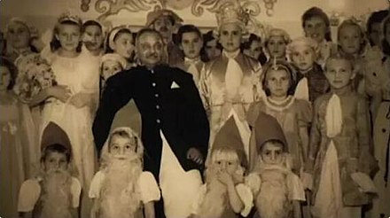 Maharaja Jam Sahib celebrates Christmas with Polish children he rescued from Soviet camps, 1943