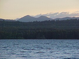 Планинска планина, гледана от южното езеро близнаци на североизток