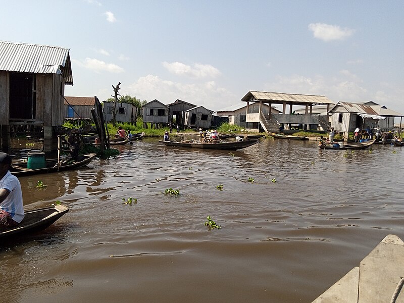 File:Maisons sur pilotis sur le fleuve Ganvié au Bénin 16.jpg