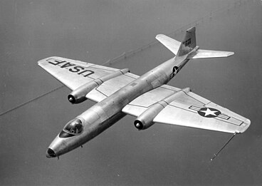 Im Mai 1949 – vor 75 Jahren – hatte die English Electric Canberra ihren Erstflug. Im Bild von 1953 fliegt die Martin B-57 genannte Version der US Air Force über die Chesapeake Bay Bridge in Maryland.