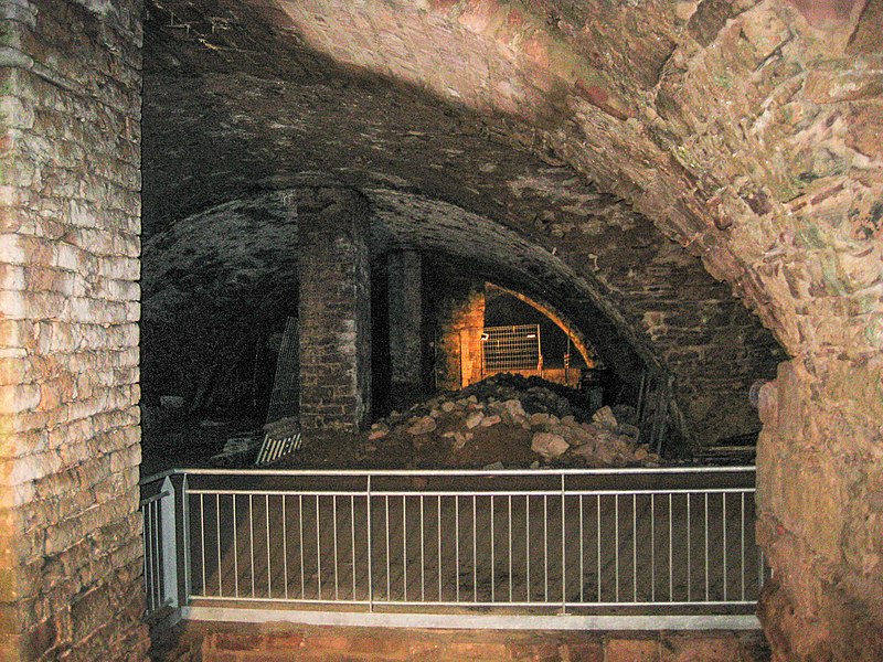 File:Mauerpfeiler aus der Zeit der Industrialisierung, Gewölbe unter der Klosterkirche Frauenalb, Marxzell, Albtal - panoramio.jpg