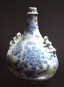 Medici porcelain gourd, 1575-1587. Medici porcelain gourd 1575 1587.jpg