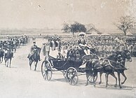 1906年（明治39年）4月30日、青山練兵場で催された日露戦争凱旋観兵式の閲兵を行う天皇[58]。