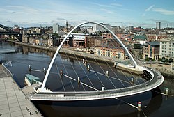 Gateshead Millennium Bridge, který spojuje města Gateshead a Newcastle upon Tyne