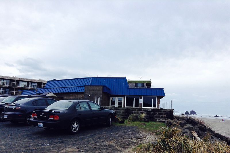 File:Mo's in Cannon Beach, Oregon.jpg