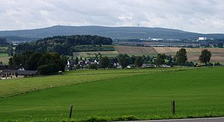 View over Vielbach am Lanzenberg (front) to the south to the Montabaurer Höhe with the Köppel (left) and the alarm pole