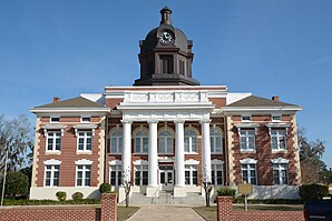 Montgomery County Courthouse (2017). Das Courthouse entstand im Jahr 1907 im Stile des Neoklassizismus und wurde von den Architekten Alexander Blair und J. H. McKenzie & Sons ausgeführt. In der Geschichte des County war es das dritte Gerichts- und Verwaltungszentrum. Im September 1980 wurde das Montgomery County Courthouse in das NRHP eingetragen.[1]