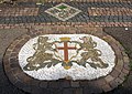 Mosaik mit Georgskreuz = Stadtwappen