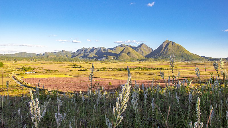 File:Mt' Loi Sam Sip mountain range.jpg