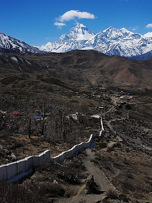 मुस्ताङक मुक्तिनाथ गाउँ आधौलागिरी हिमालक दृश्य