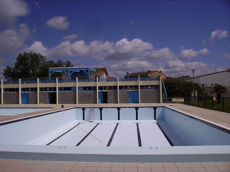 800px-Mussidan-empty_swimming_pool.jpg?20140624085228