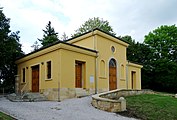 Čeština: Bývalá obřadní síň na novém židovském hřbitově v |Hořicích v okrese Jičín, Královéhradecký kraj. English: Former ceremonial hall in the New Jewish cemetery in Hořice, Jičín District, Hradec Králové Region, Czech Republic.