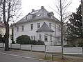 Villa mit Garten und Einfriedung