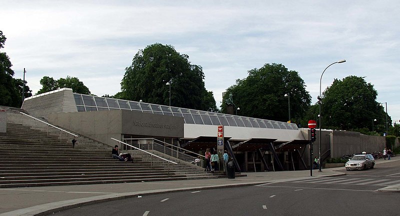 File:Nationaltheatret stasjon 18jun2005.jpg