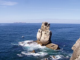 La roca de Nau dos Corvos con el archipiélago de Berlengas a lo lejos.