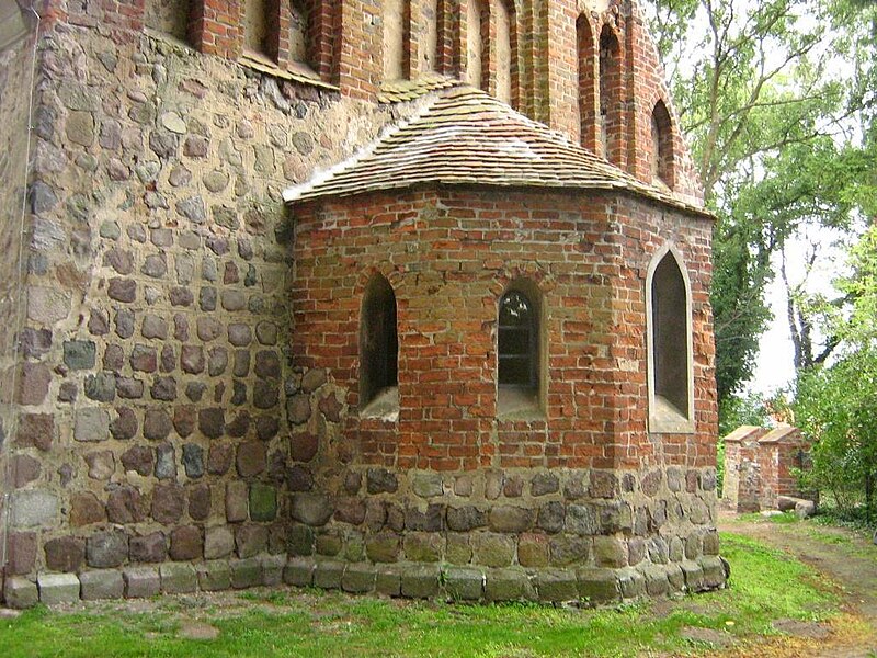 File:Neddemin-Kirche-Chorapsis-22-08-2008-364.jpg