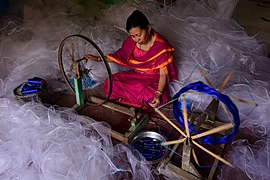 Tisseuse de filets de pêche de Manipur par Pdhang