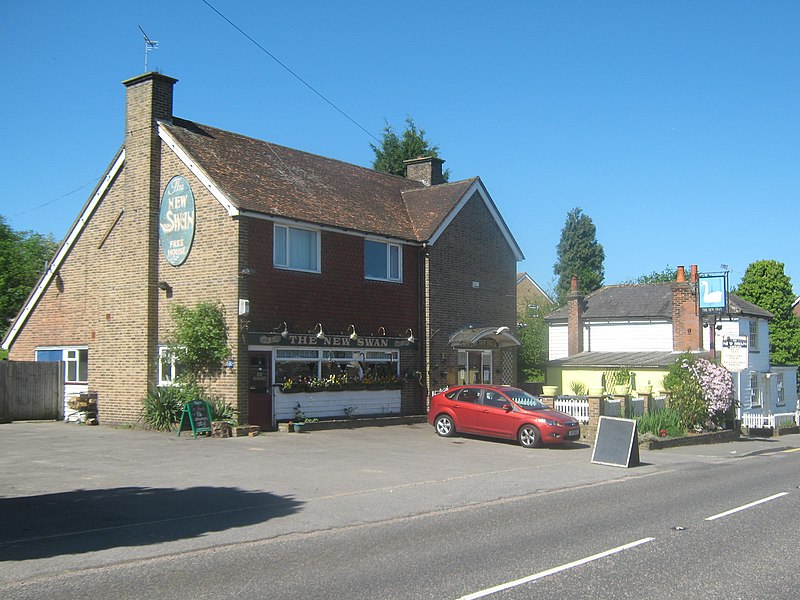 File:New Swan Public House, Sandhurst - geograph.org.uk - 1874909.jpg