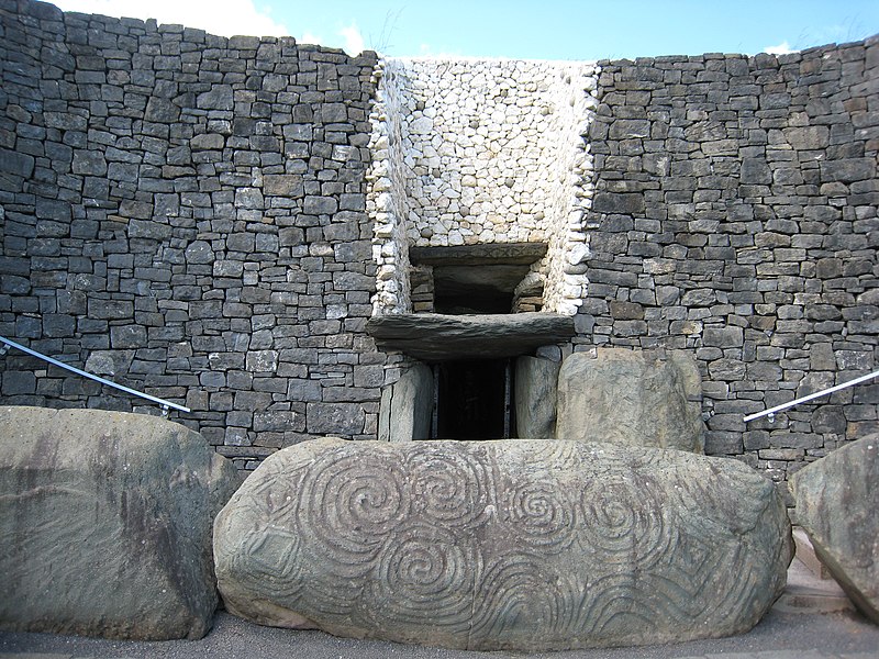 File:Newgrange - 2636073736.jpg