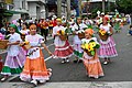 Niñas con flores en el desfile