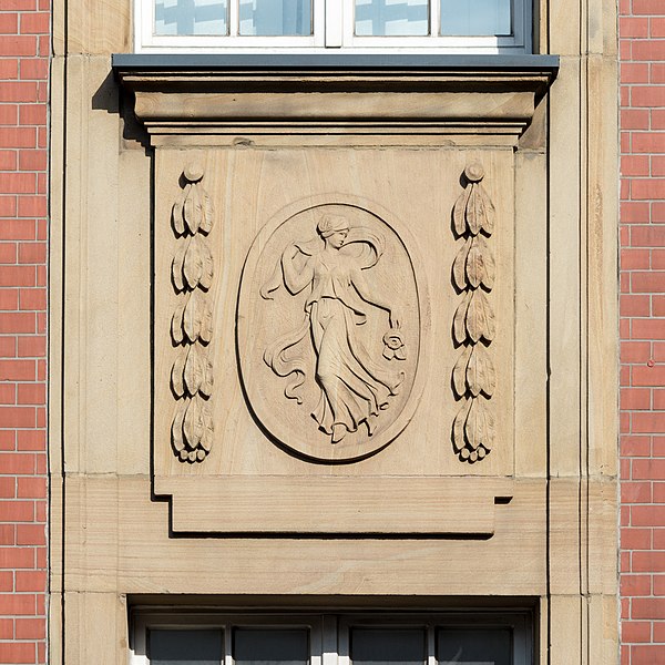 File:Oberfinanzdirektion (Hamburg-Altstadt).Fassade Rödingsmarkt.Medaillon.1.29153.ajb.jpg