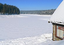 The Oderteich in winter. Right: the control hut (Striegelhaus) on the dam