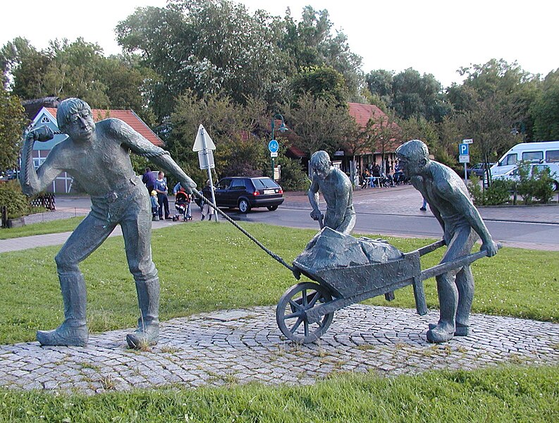 File:Otterndorf 2005 -Deichbauer-Skulptur- by-RaBoe 001.jpg