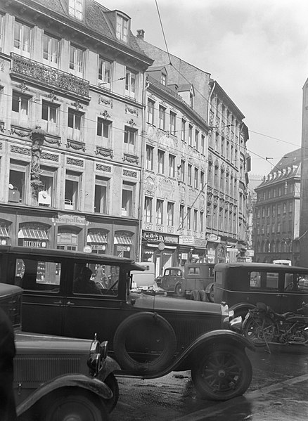 File:Oude gevels in het centrum met op de voorgrond geparkeerde auto's en een motorfi, Bestanddeelnr 191-0006.jpg