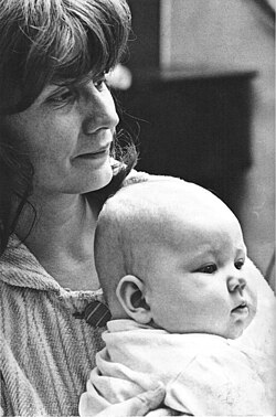 Outi Heiskanen ja tytär Karoliina vuonna 1964